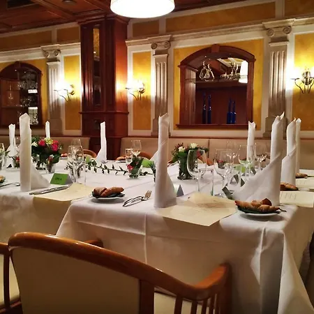 Stadthotel Restaurant Auerhahn Hotell Vöcklabruck