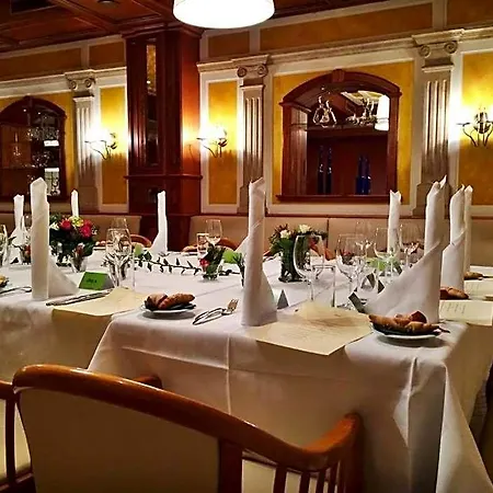 ホテル Stadthotel Restaurant Auerhahn