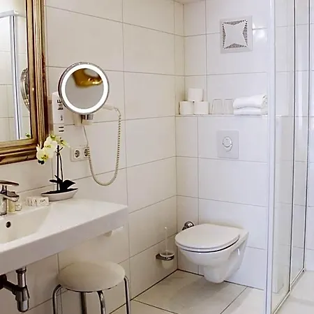Stadthotel Restaurant Auerhahn ホテル 3*