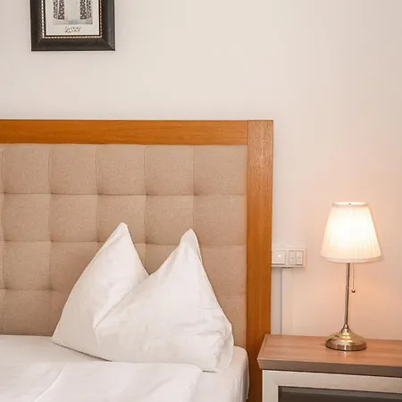 ホテル Stadthotel Restaurant Auerhahn 3*