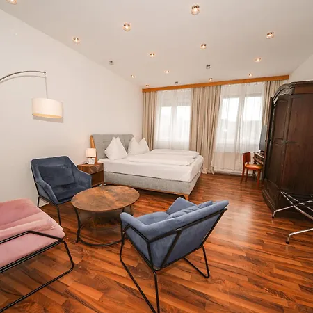 Stadthotel Restaurant Auerhahn ホテル