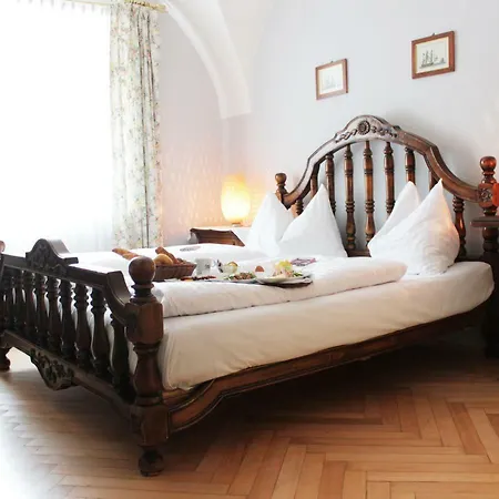 ホテル Stadthotel Restaurant Auerhahn