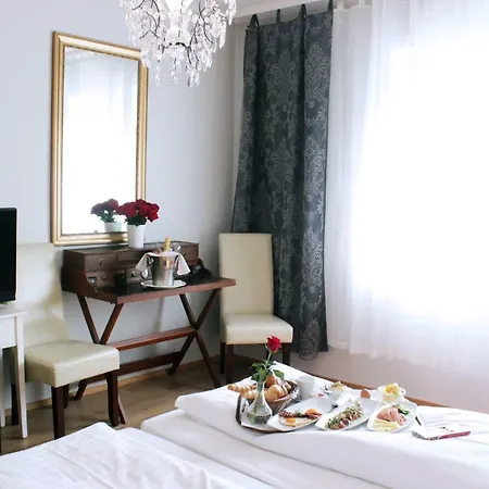 ホテル Stadthotel Restaurant Auerhahn