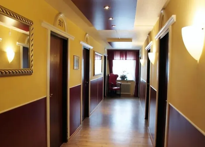 Отель Stadthotel Restaurant Auerhahn 3*