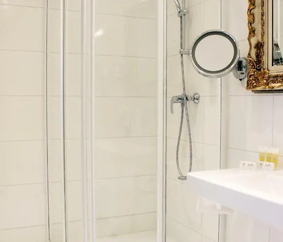 Stadthotel Restaurant Auerhahn Otel Vöcklabruck