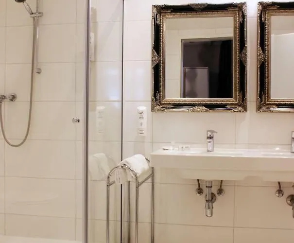 Stadthotel Restaurant Auerhahn Otel Vöcklabruck